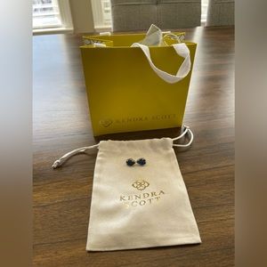 Kendra Scott Tessa Earrings
Silver with Multicolor Drusy stud earrings